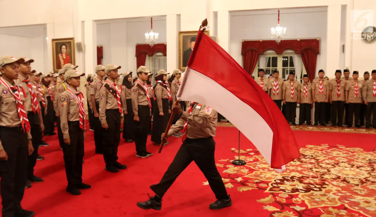Gerakan Pramuka membawa bendera Merah Putih pemberian Presiden Joko Widodo saat upacara pelepasan Kontingen Gerakan Pramuka Indonesia di Istana Negara, Jakarta, Jumat (19/7/2019). Pramuka Indonesia akan terbang ke Virginia Barat untuk menghadiri Jambore Pramuka Dunia XXIV. (Liputan6.com/AnggaYuniar)