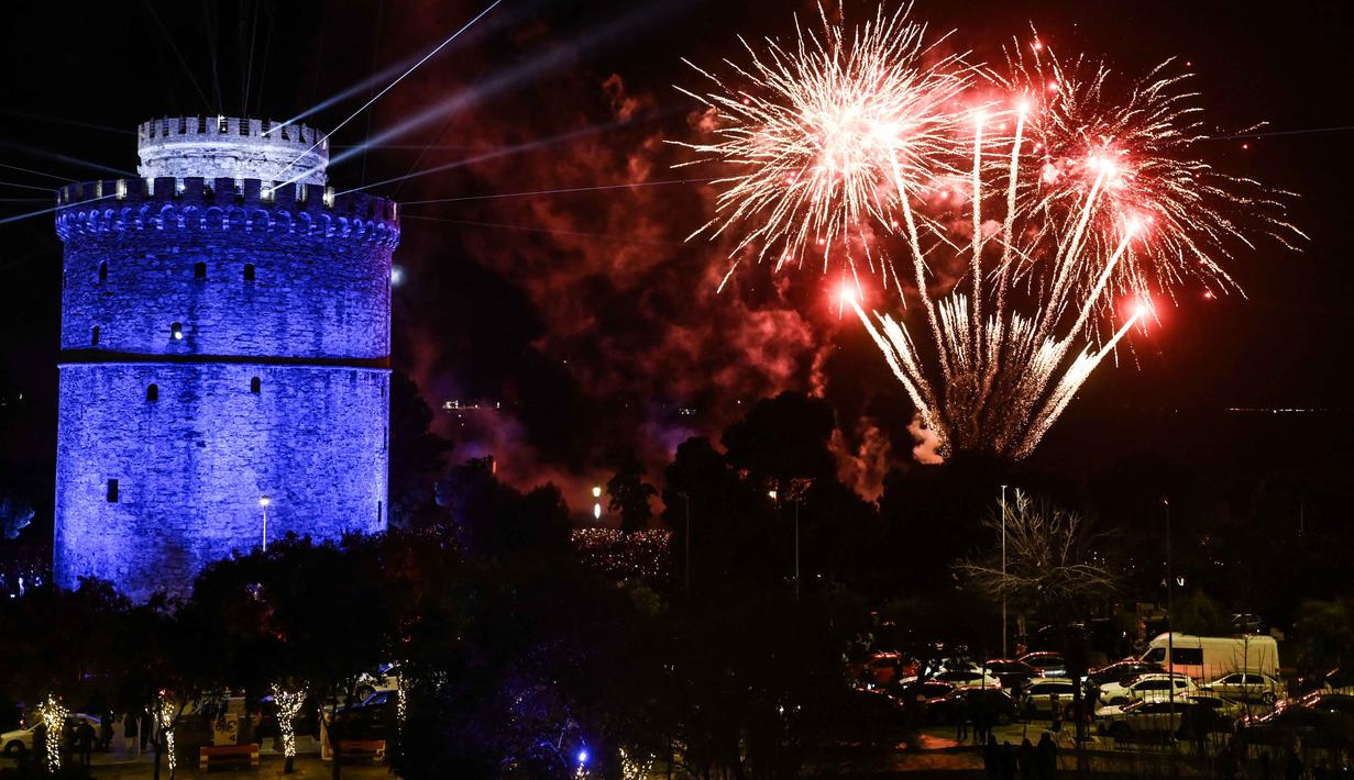 Kembang api meledak di atas Teluk Thermaikos di dekat Menara Putih, Thessaloniki, Yunani selama perayaan Tahun Baru pada 1 Januari 2026. (Sakis Mitrolidis/AFP)