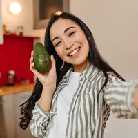 Buah alpukat salah satunya./Copyright shutterstock.com/g/lookstudio