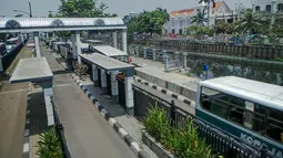Terminal bus yang sudah direvitalisasi sejak Maret 2014, hingga kini belum beroperasi secara maksimal, Jakarta, (9/9/14). (Liputan6.com/Faizal Fanani)
