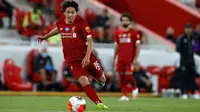 Gelandang Liverpool, Takumi Minamino menggiring bola saat bertanding melawan Crystal Palace pada pertandingan lanjutan Liga Inggris di di Stadion Anfield di Liverpool, Inggris (24/6/2020). Liverpool menang telak 4-0 atas Crystal Palace. (Phil Noble/Pool via AP)