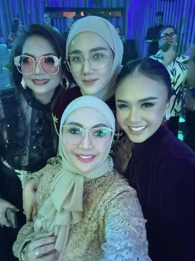 5 Artis Tampil Anggun Berbalut Gamis di Anniversary Pernikahan Haji Isam, Memukau