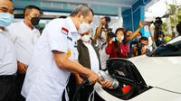 Gubernur Riau Syamsuar mencoba mengisi baterai mobil listrik di Stasiun Pengisian Kendaraan Listrik Umum PLN Pekanbaru. (Liputan6.com/M Syukur)