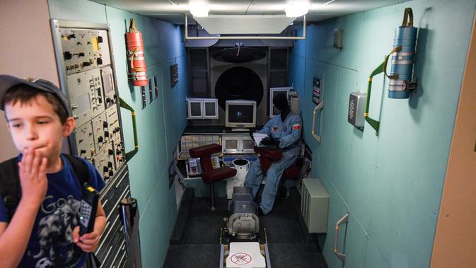 Seorang anak berada di dalam model modul inti stasiun ruang angkasa Mir di Memorial Museum of Cosmonautics di Moskow (20/8/2019). Museum ini juga dikenal sebagai Museum Astronautika atau Museum Eksplorasi Luar Angkasa. (AFP Photo/Kirill Kudryavtsev)