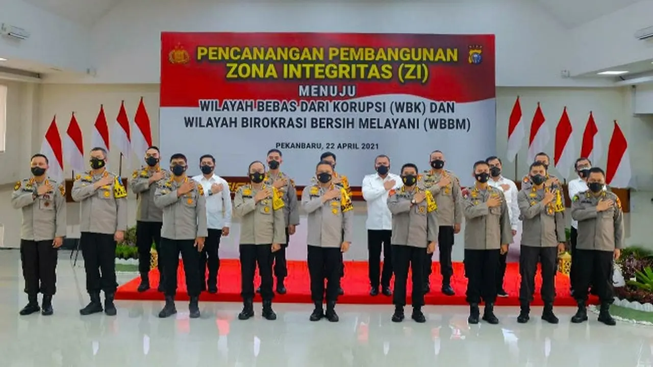 Personel Polda Riau dalam pencanangan Zona Integritas menuju WBK dan WBBM.