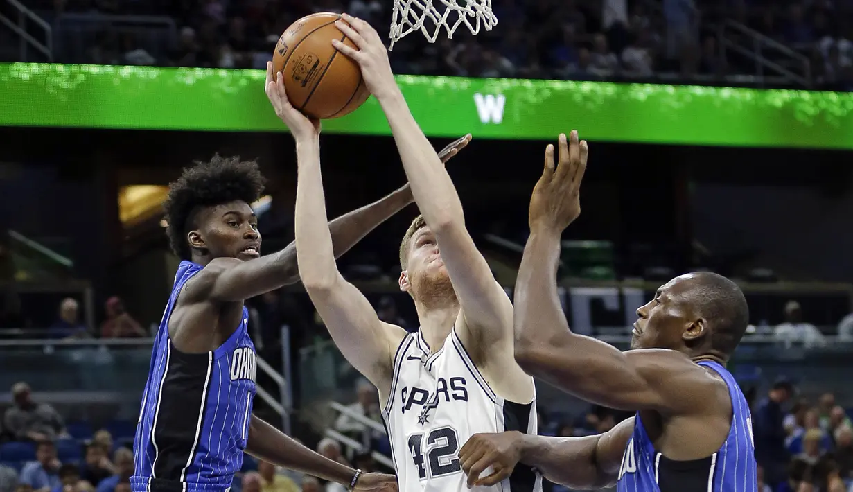 Pebasket San Antonio Spurs, Davis Bertans, berusaha memasukan bola pada laga NBA di Amway Center, Sabtu (28/10/2017). San Antonio Spurs takluk 87-114 dari Orlando Magic. (AP/John Raoux)