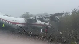 Tim penyelamat memeriksa lokasi kecelakaan pesawat kargo Antonov-12 di Lviv, Ukraina, Jumat (4/10/2019). Pesawat kargo Antonov-12 tersebut keluar landasan saat mendarat darurat. (HANDOUT/UKRANIAN EMERGENCY MINISTRY/AFP)