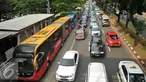 Bus TransJakarta melintas dari arah Semanggi menuju kawasan Thamrin, Jakarta, Selasa (5/4). Uji coba sistem "three in one" ini merupakan hari pertama yang dilakukan oleh Pemprov DKI Jakarta dan Polda Metro Jaya. (Liputan6.com/Gempur M Surya)