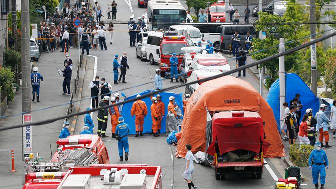 Tim penyelamat bekerja di lokasi penusukan massal di Kawasaki, dekat Tokyo, Jepang, Selasa (28/5/2019). Otoritas setempat mengatakan bahwa salah satu korban berada dalam kondisi sangat kritis akibat pendarahan besar. (Kyodo News via AP)