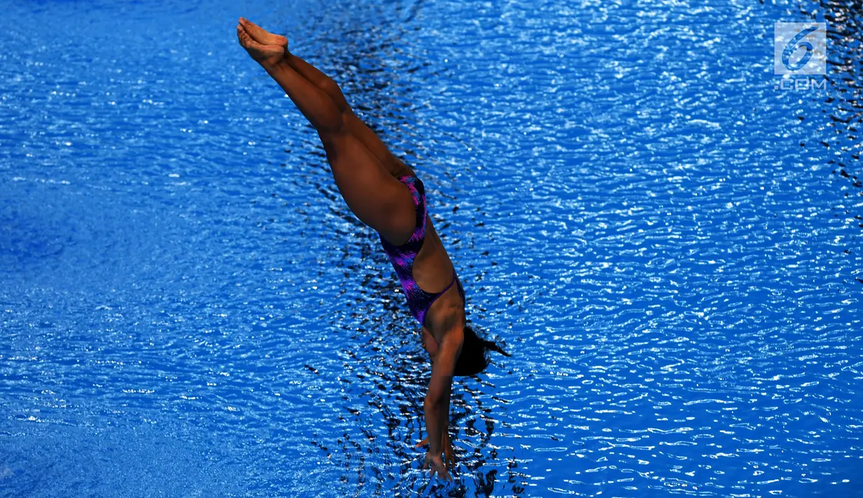 Atlet loncat indah Indonesia, Yasmin Linadini tampil dalam nomor women's 3M Spring Board Asian Games 2018 di Jakarta, Sabtu (1/9). Dua posisi teratas dikuasai oleh pelompat indah China, Shi Tingmao dan Wang Han. (Merdeka.com/Imam Buhori)
