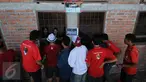 Sejumlah suporter mengantri di depan loket tiket di Stadion I Wayan Dipta, Gianyar, Bali, Minggu (30/8/2015). Jelang pembukaan turnamen Piala Presiden 2015, ribuan suporter menyerbu stadion Dipta, Gianyar, Bali. (Liputan6.com/Helmi Fithriansyah) 
