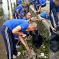 Sebanyak 100 taruna Sekolah Tinggi Penerbangan Indonesia (STPI) Curug melakukan kegiatan pembersihan lingkungan di pasar curug Tangerang.