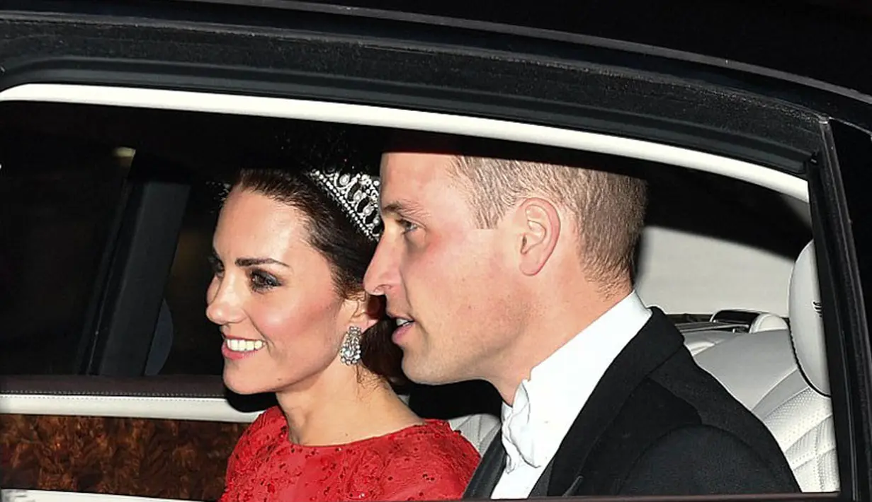 Dalam foto yang dirilis pihak Kensington Palace terdiri dari RAtu Elizabeth II, Pangeran Charles, Duchess of Cornwall, Duke of Edinburgh, Pangeran William, dan Kate Middleton. (doc.dailymail.com)