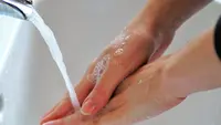 Lebih Baik Membersihkan Tangan dengan Sabun atau Hand Sanitizer, Mana yang Lebih Efektif?