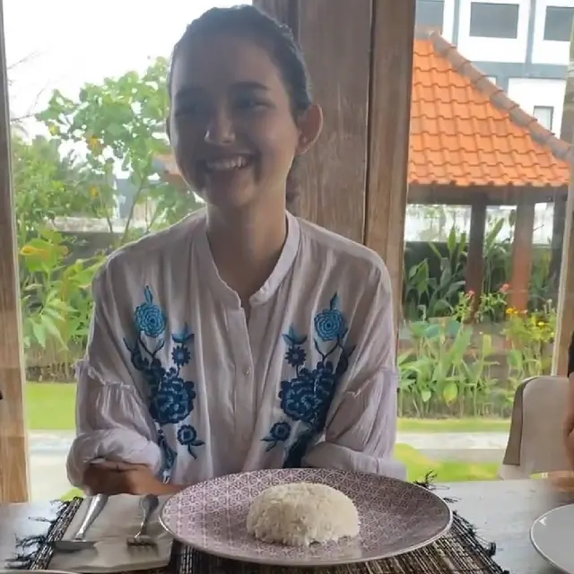 6 Pesona Sarah Menzel, Pacar Azriel Hermansyah Blasteran Jerman