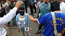 JL mendorong teman korban sebelum membunuh aktivis Jopi, saat rekonstruksi pembunuhan, Jakarta, Kamis (11/06/2015). Proses rekonstruksi tersebut terdiri dari 31 reka adegan yang diperankan oleh tersangka dan saksi-saksi. (Liputan6.com/Andrian M Tunay)