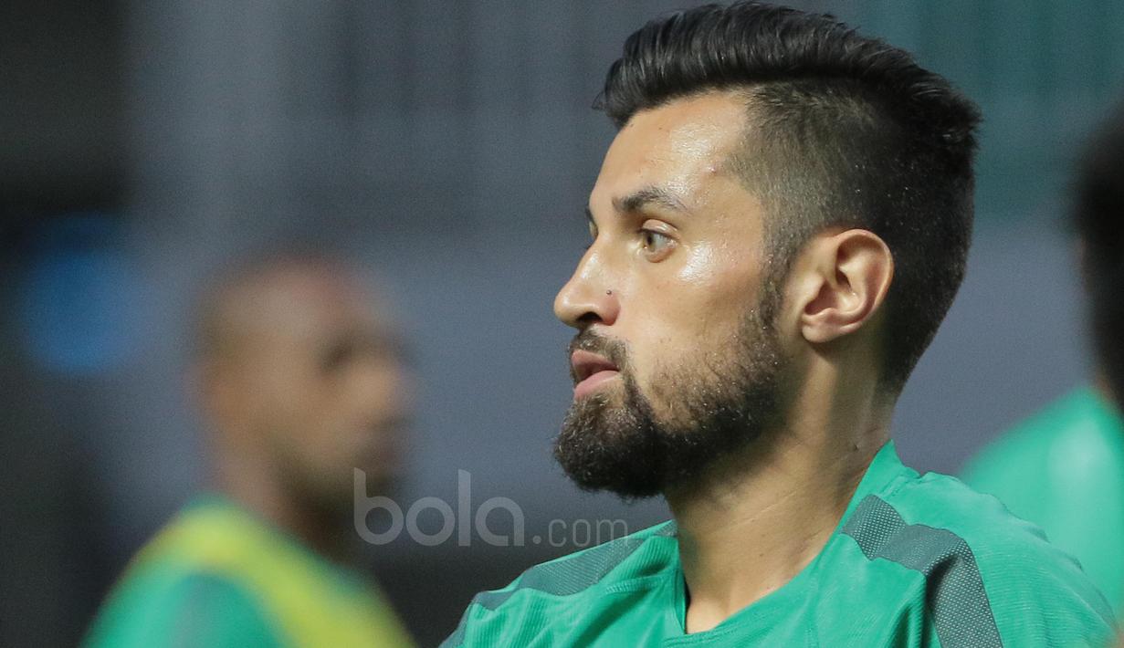 Bali United menebus Stefano Lilipaly dengan mahar senilai 400 ribu euro atau setara 6,3 miliar rupiah. (Bola.com/Nicklas Hanoatubun)
