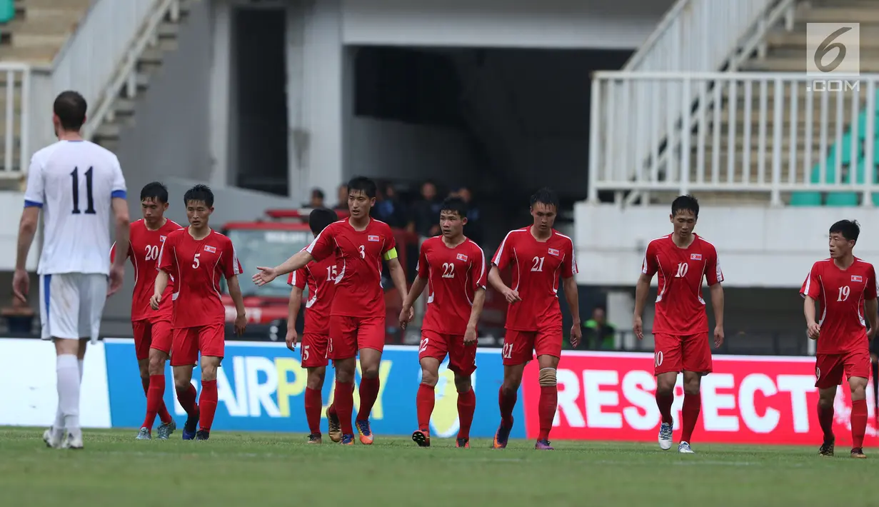 Pemain Korea Utara merayakan gol ke gawang Uzbekistan pada laga perdana PSSI Anniversary 2018 di Stadion Pakansari, Kab Bogor, Jumat (27/4). Laga berakhir imbang 2-2. (Liputan6.com/Helmi Fithriansyah)