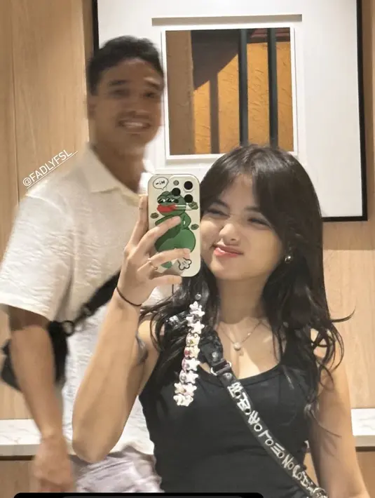 Fuji tampil mengenakan tank top hitam dipadukan celana denim dan membawa sling bag. Rambutnya dibiarkan terurai.  [@fuji_an]