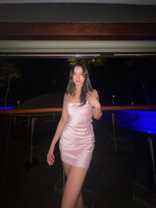 Pesona manis dan girly Megan Domani juga ditunjukkan saat ia kenakan dress mini satin [@megandomani1410]