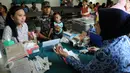 Anggota TNI bersama istri dan anaknya mendaftar vaksinasi ulang di Kantor Kesehatan Kopassus, Jakarta, Senin (18/7). Kopassus menggelar vaksinasi ulang terhadap anak prajurit yang terindikasi menjadi korban vaksin palsu. (Liputan6.com/Helmi Afandi)