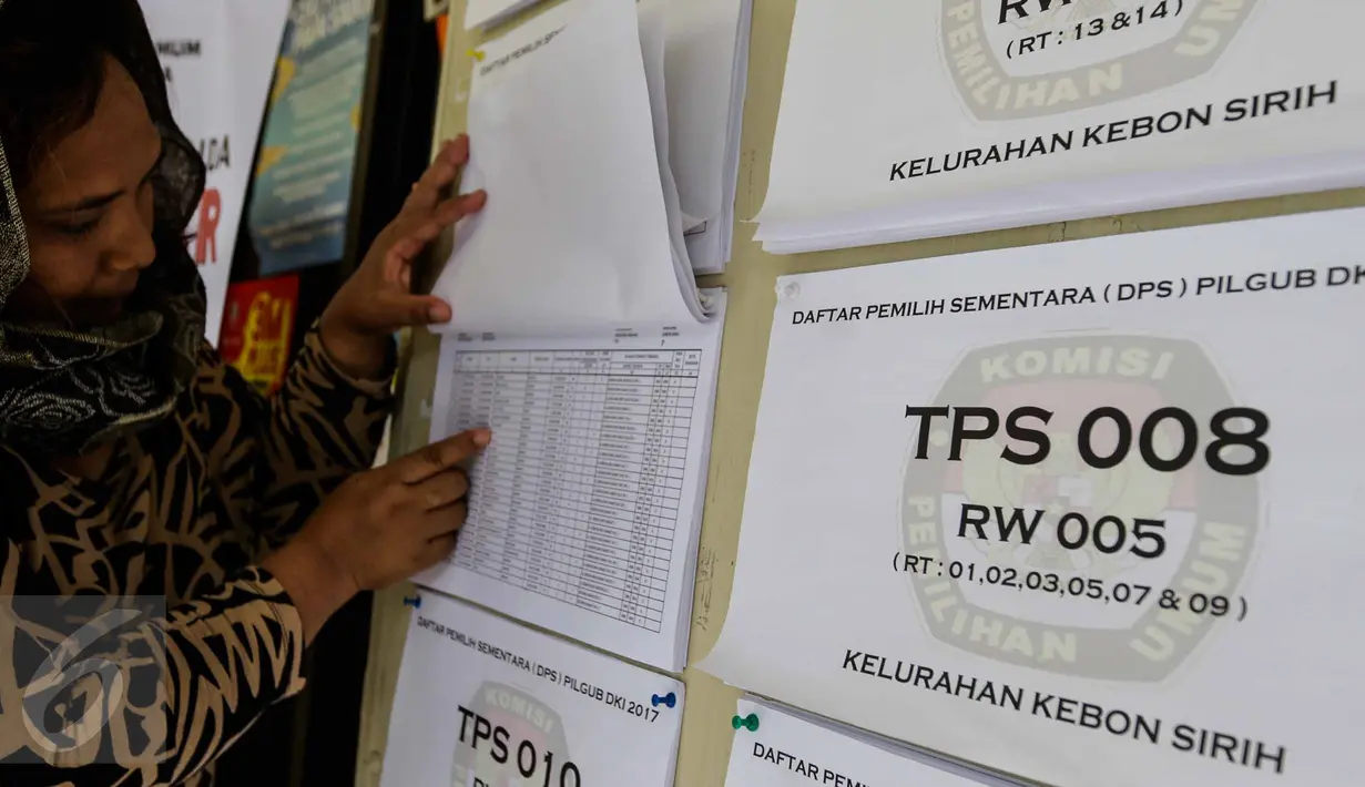 Seorang warga mengecek Daftar Pemilih Sementara (DPS) Pemilihan Gubernur dan Wakil Gubernur DKI Jakarta Tahun 2017 di Kantor Kelurahan Kebon Sirih, Jakarta Pusat, Rabu (16/11). (Liputan6.com/Faizal Fanani)