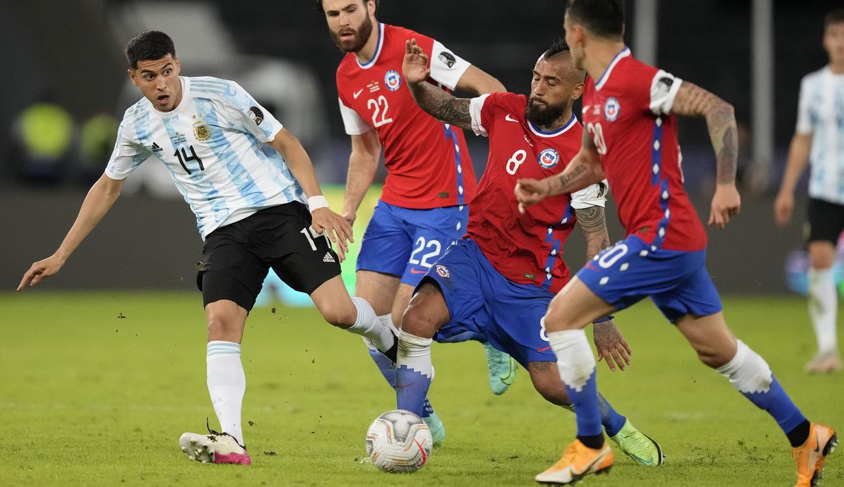 Pada babak ke dua, pertandingan berjalan berbeda. Arturo Vidal dan rekan-rekannya mampu menekan Argentina. Mereka tampil sangat terbuka pada sepuluh menit pertama babak ke dua. (Foto: AP/Ricardo Mazalan)