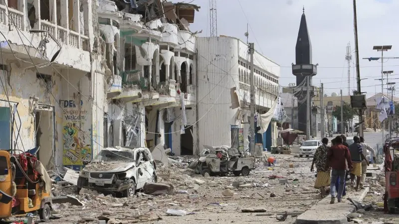 Kelompok ekstremis al-Shabaab melakukan serangan bom di ibu kota Somalia, Mogadishu, Sabtu 10 November 2018, menewaskan 53 orang (AP/Farah Abdi Warsameh)