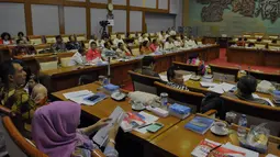 Suasana pertemuan antara KOI, KONI dan Komisi X, Jakarta, Senin (25/5/2015). Pertemuan tersebut membahas sejumlah masalah dan persiapan menjelang Sea Games 2015 yang digelar di Singapura. (Liputan6.com/Andrian M Tunay)