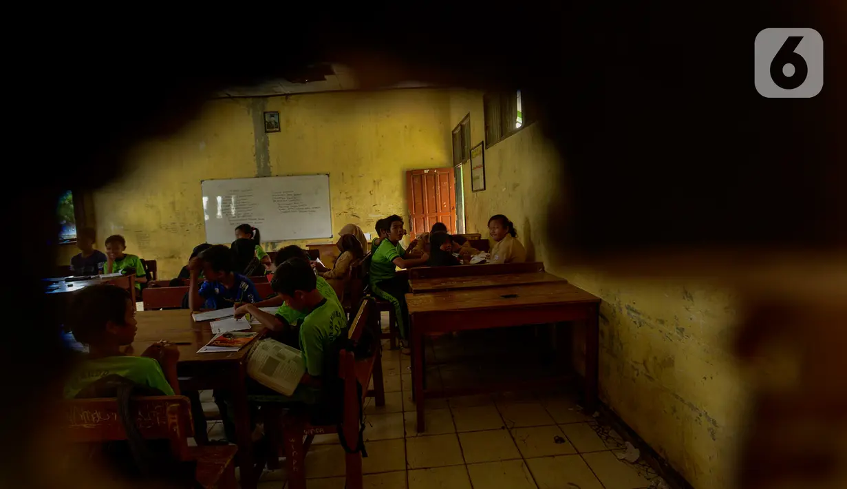 Kondisi ruang kelas yang rusak di SDN Samudrajaya 04, Desa Samudrajaya, Kecamatan Tarumajaya, Kabupaten Bekasi, Jawa Barat, Selasa (21/1/2020). Murid SDN Samudrajaya 04 terpaksa belajar di gedung sekolah yang rusak sejak tahun 2014. (merdeka.com/Imam Buhori)