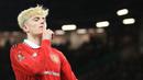 Pemain Manchester United, Alejandro Garnacho melakukan selebrasi setelah mencetak gol kedua timnya ke gawang West Ham pada laga putaran kelima Piala FA 2022/2023 yang berlangsung di Stadion Old Trafford, Manchester, Kamis (02/03/2023) WIB. MU berhasil menang comeback 3-1. (AFP/Lindsey Parnaby)
