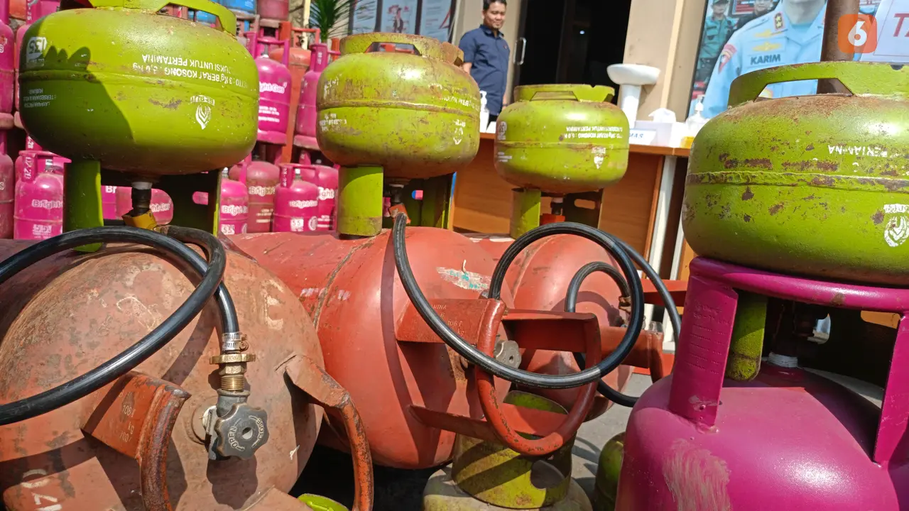 Penyuntikkan Gas Subsidi 3kg ke Tabung 50kg. (Kamis, 20/06/2024). (Yandhi Deslatama/Liputan6.com).