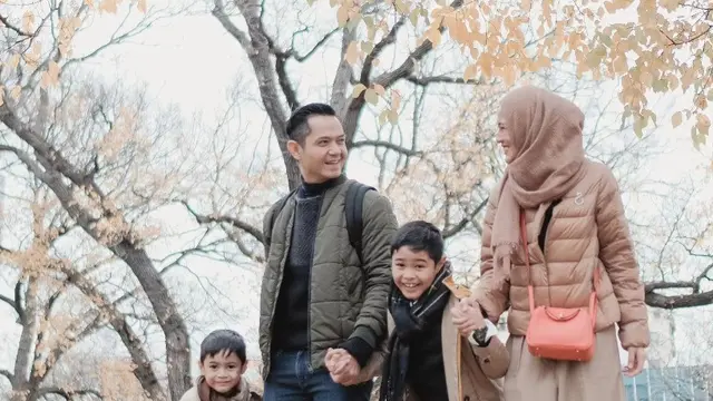 Potret keluarga Alyssa Soebandono dan Dude Harlino saat sedang berlibur (Instagram/@ichasoebandono dan Instagram/@dude2harlino)