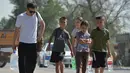 Selama sebulan terakhir, warga Bishkek, Kanychai Bakirova, tinggal bersama keluarganya yang terdiri dari 11 orang, termasuk anak-anak, di sebuah rumah yang hanya dialiri air dari keran. (VYACHESLAV OSELEDKO / AFP)