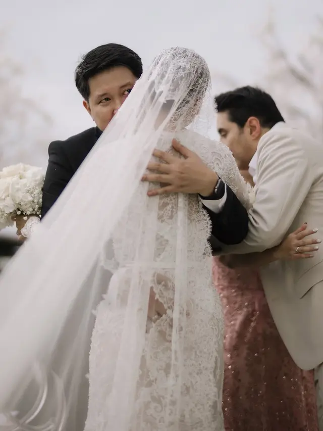 Lihat di sini gaun pilihan Yunita Siregar di momen pemberkatan pernikahan.