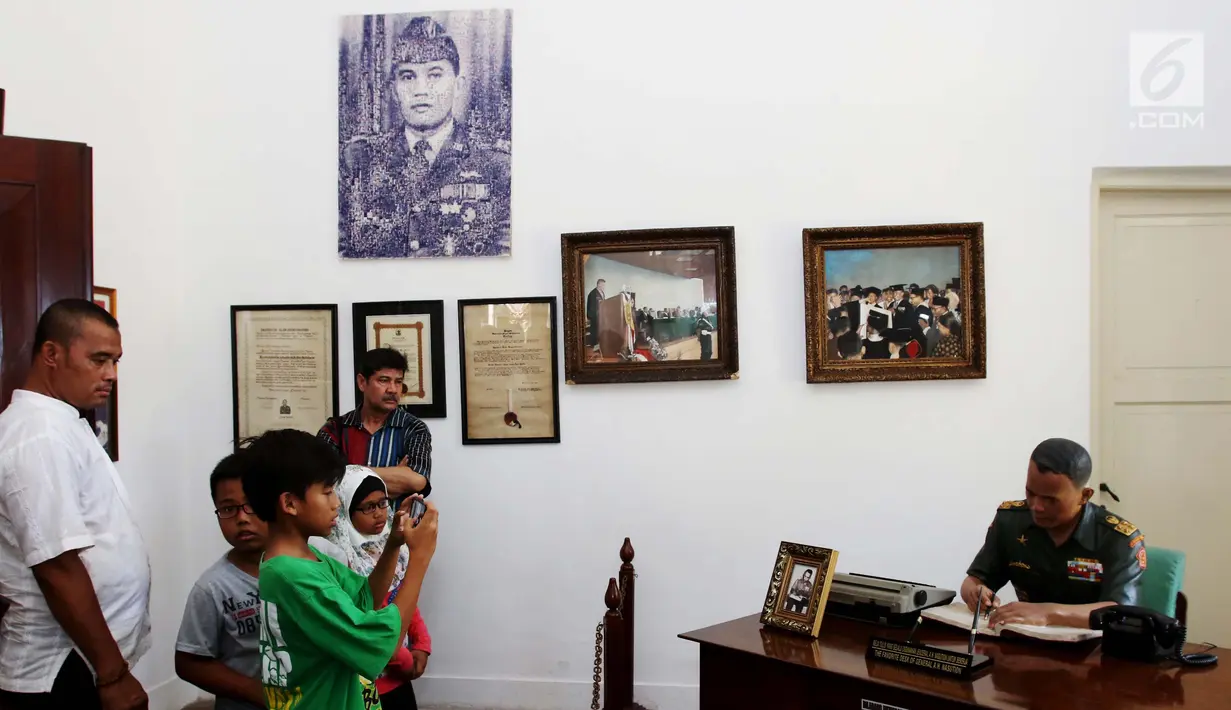 Pengunjung melihat koleksi di salah satu bagian ruangan Museum AH Nasution di Menteng, Jakarta, Sabtu (30/9). (Liputan6.com/Angga Yuniar)