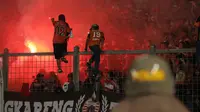 The Jakmania terlibat bentrokan di Stadion Utama Gelora Bung Karno (SUGBK), Senayan, Jakarta Pusat, Jumat tengah malam, 24 Juni 2016. (Liputan6.com/Helmi Fithriansyah)