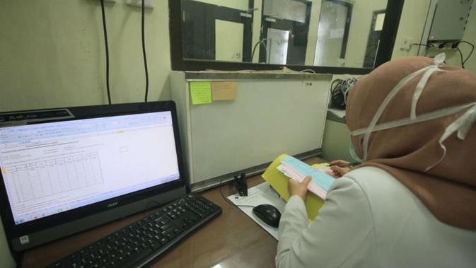 Penampakan ruang isolasi dan tim dokter RSD Gunung Jati saat memantau perkembangan kesehatan WNA China diduga terinfeksi virus Corona. Foto (Liputan6.com / Panji Prayitno)