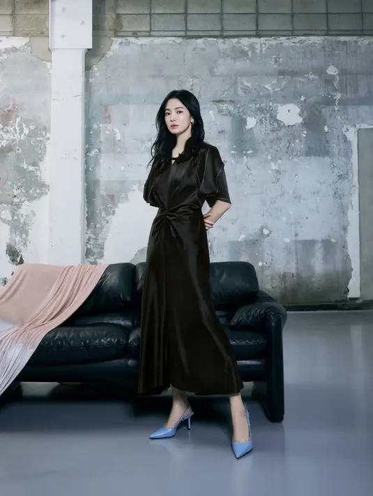 Song Hye Kyo tampil effortless dengan satin dress hitam beraksen kerut di pinggang. Dipadu dengan heels biru muda yang kontras [@kyo1122]