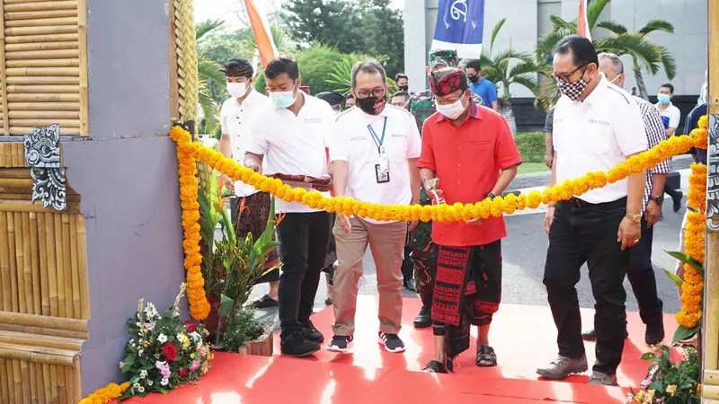 KPwBI Bali Trisno Nugroho (baju putih dan memakai masker batik)