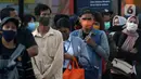 Antrean calon penumpang KRL Commuterline di area pedestrian Stasiun Terpadu Tanah Abang, Jakarta, Kamis (27/8/2020). Guna menekan penyebaran Covid-19, aparat terkait terus menghimbau pentingnya menaati protokol kesehatan. (Liputan6.com/Helmi Fithriansyah)