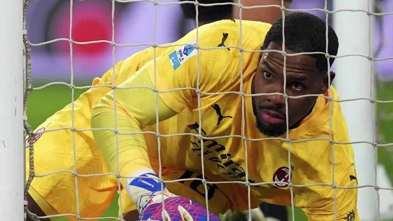 Kiper AC Milan, Mike Maignan, bereaksi dalam pertandingan Serie A melawan Atalanta, Sabtu (7/12/2024). (c) Spada/LaPresse via AP