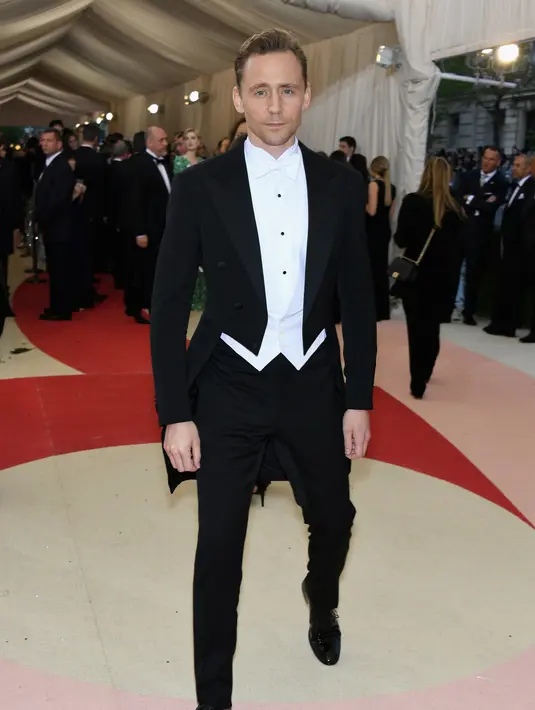 Seperti yang dikutip oleh US Weekly, Tom Hiddleston selalu bersikap tenang dan selalu mensupport Taylor Swift dalam menghadapi masalah. (AFP/Bintang.com)