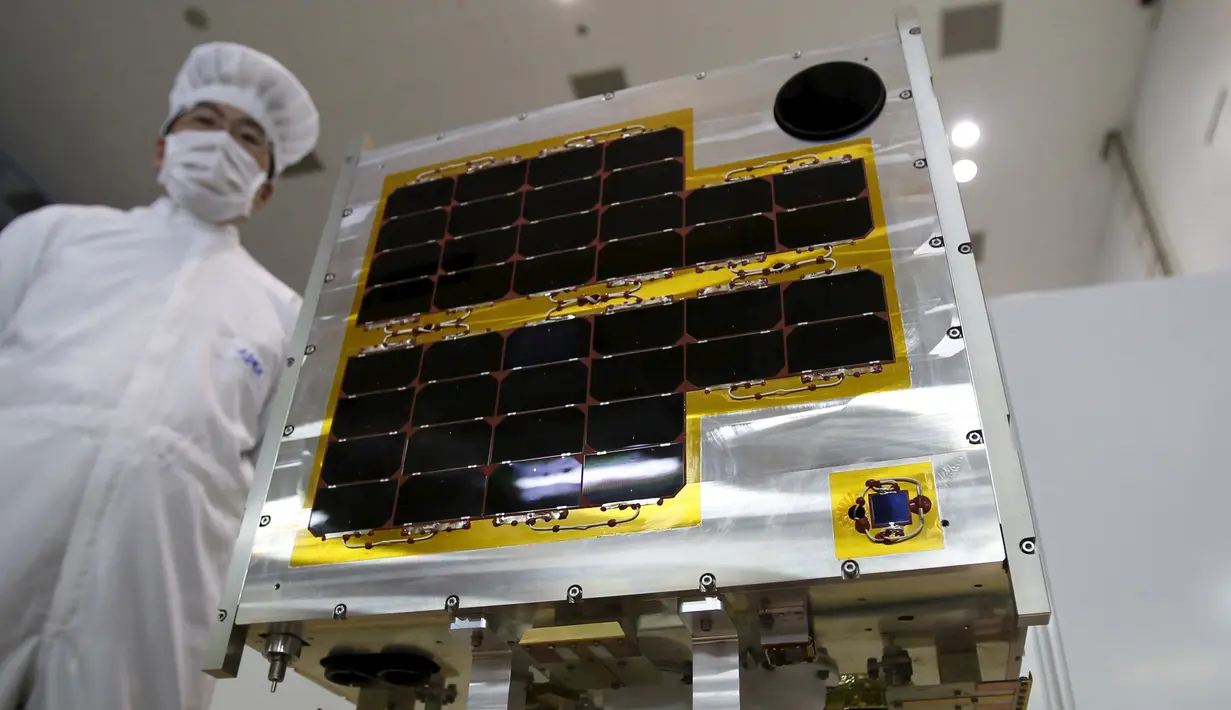 Diwata - 1 atau dikenal dengan PHL - microsat yaitu sebuah satelit mikro saat ditampilkan selama tur media di JAXA Tsukuba Space Center, Jepang, (13/1). Alat ini dirancang oleh orang Filipina yang akan diluncurkan pada 2016 ini. (REUTERS / Yuya Shino)