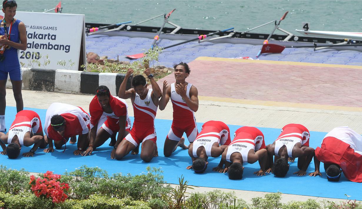 Tim dayung Indonesia melakukan selebrasi usai meraih medali emas pada Asian Games di JSC Lake Jakabaring, Sumatera Selatan, Jumat (24/8/2018). Tim dayung persembahkan emas ke sembilan untuk Indonesia. ANTARA FOTO/INASGOC/Rahmad Suryadi/nym/18