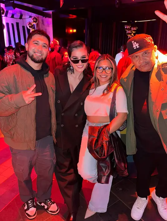 Hadiri event, Agnez Mo tampil edgy sleek dengan oversized blazer dan rok panjang warna hitam. Rambutnya ditata dengan gaya wet look dan kacamata hitam [@agnezmo]