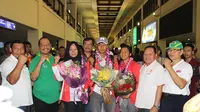 Atlet panahan asal Jawa Timur rebut medali emas di SEA Games disambut di Bandara Juanda (Liputan6.com/Dimas Angga P)