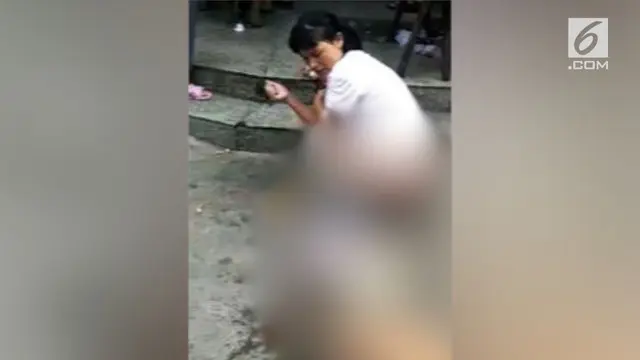 Seorang wanita di Tiongkok tiba-tiba membuka celana dan melahirkan di jalanan. Akibatnya sang bayi terjatuh ke tanah.