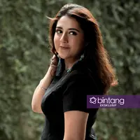 Video bukan hanya alat untuk mengabadikan kenangan. Bagi Nessie Judge, video pun bisa menjadi wadah untuk meneriakkan isi hati. (Fotografer: Daniel Kampua, Digital Imaging: Muhammad Iqbal Nurfajri, MUA : @rezyandriati, Earrings : @_sits) 