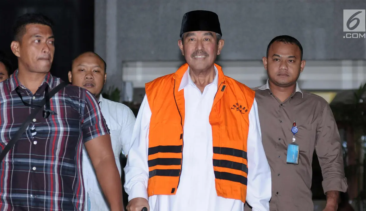 Bupati Bandung Barat, Abubakar (kedua kanan) bersiap keluar dari gedung KPK usai menjalani pemeriksaan, Jakarta, Kamis (12/4). KPK resmi menahan Abubakar sebagai tersangka kasus dugaan suap di Pemkab Bandung Barat. (Liputan6.com/Helmi Fithriansyah)